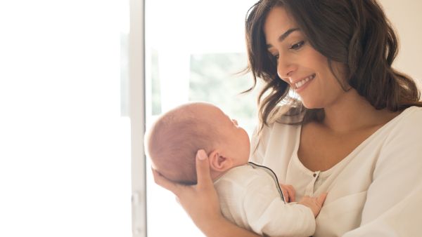 Mãe feliz com seu filho saudável livre de condições perigosas como a bronquiolite em bebês