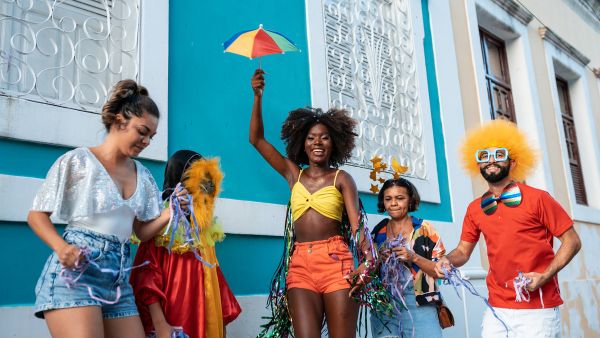 Família curtindo folia no Brasil utilizando produtos de carnaval devidamente regularizados