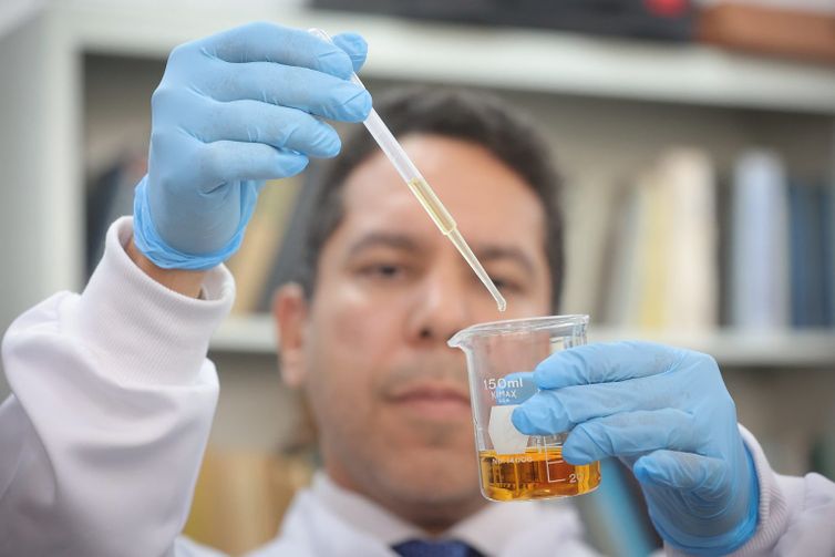 Fiscalização analisa bebidas vendidas em diversos estabelecimentos com o risco de presença de metanol