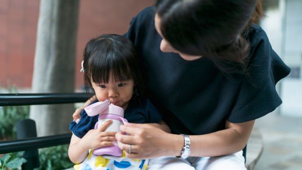 Mãe dando Alfamino a criança com necessidades alimentares específicas antes de suspensao e recolhimento do produto pela anvisa