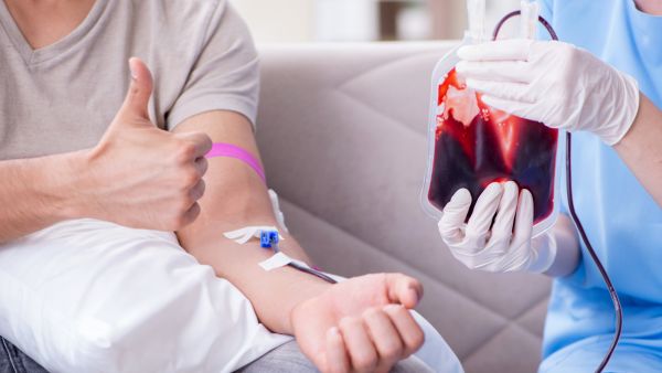 Pessoa demonstrando satisfação após doação de sangue em ponto de coleta