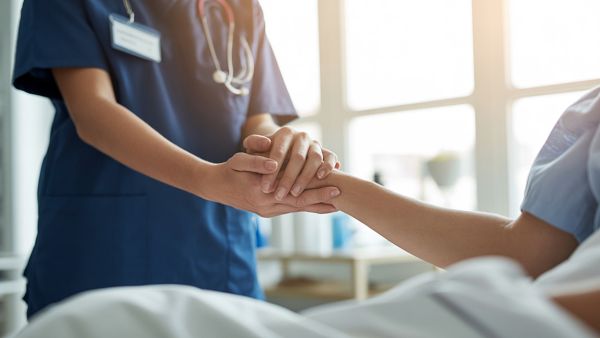 Profissional de saúde acolhendo paciente afetado por tragédia de Mariana durante cuidados médicos