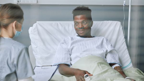Profissional de saúde atendendo pacientes do SUS por meio de programa mais médicos especialistas