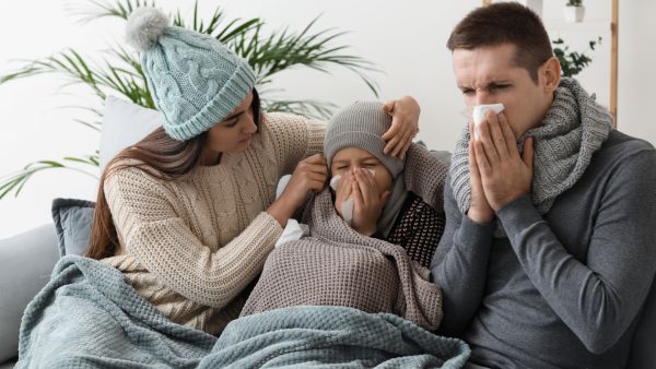 Família infectada por vírus da gripe