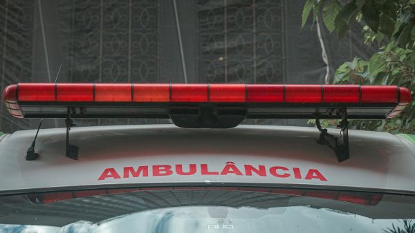Imagem focada na sirene de ambulância representando momento de internação de Bolsonaro em UTI