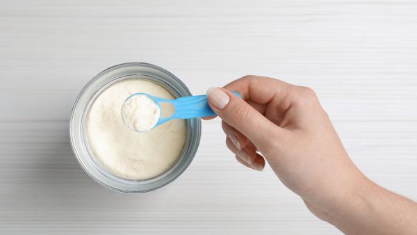 Mãe preparando fórmula infantil de criança fazendo alusão aos lotes da Danone recolhidos pela Anvisa