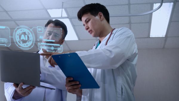 Médicos utilizando IA no SUS para otimizar análise de casos e outras atividades