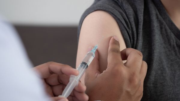 Pessoa tomando vacina herpes-zóster segura para pacientes reumáticos