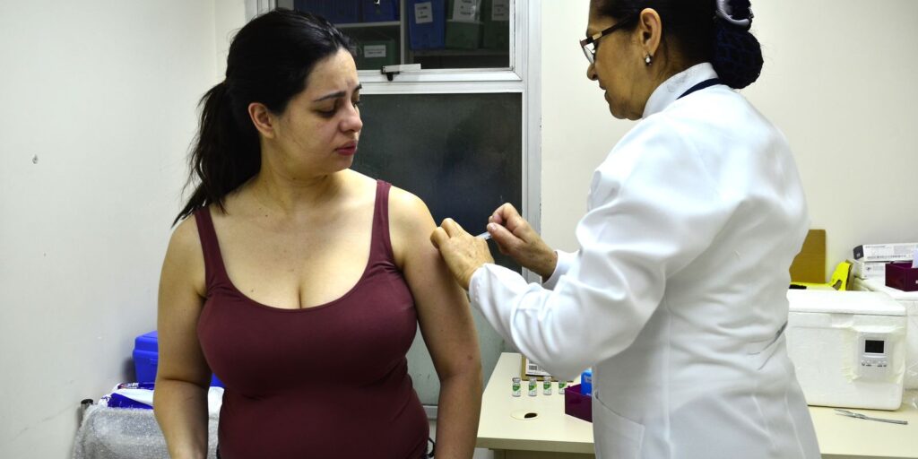Mulher gestante recebendo vacina contra bronquiolite em bebês