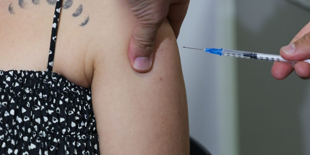 Mulher tomando vacina contra o HPV para prevenir diversos tipos de câncer