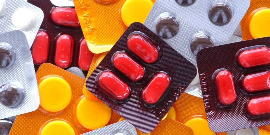 Cartelas de comprimidos juntas representando distribuidoras de medicamentos