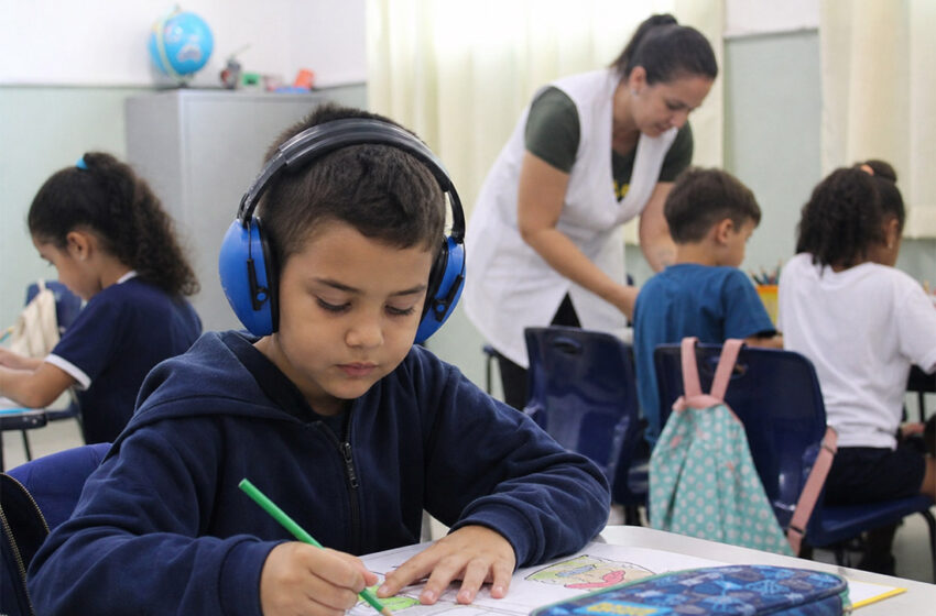  BH implementa lei para fornecimento de abafadores de ruído a alunos com autismo