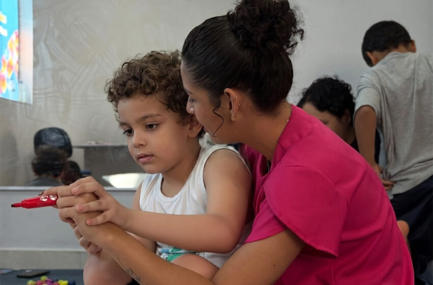 ABA robotiza crianças autistas? Entendendo uma das críticas mais comuns