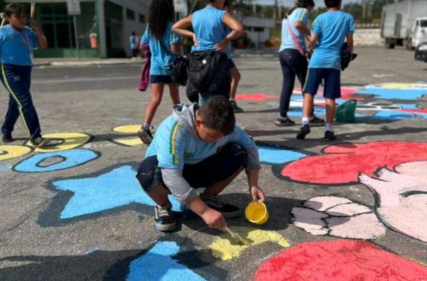  Estudantes participam de pintura temática no Ipatingão para o evento Ipatinga na Copa