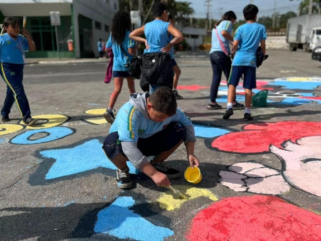 Estudantes da Rede Municipal de Ensino participam de pintura temática na entrada do Ipatingão para o evento Ipatinga na Copa.