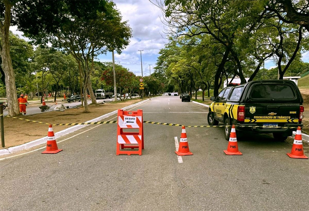 Interdição de trânsito na Avenida Roberto Burle Marx durante evento da Polícia Militar no Parque Ipanema em Ipatinga