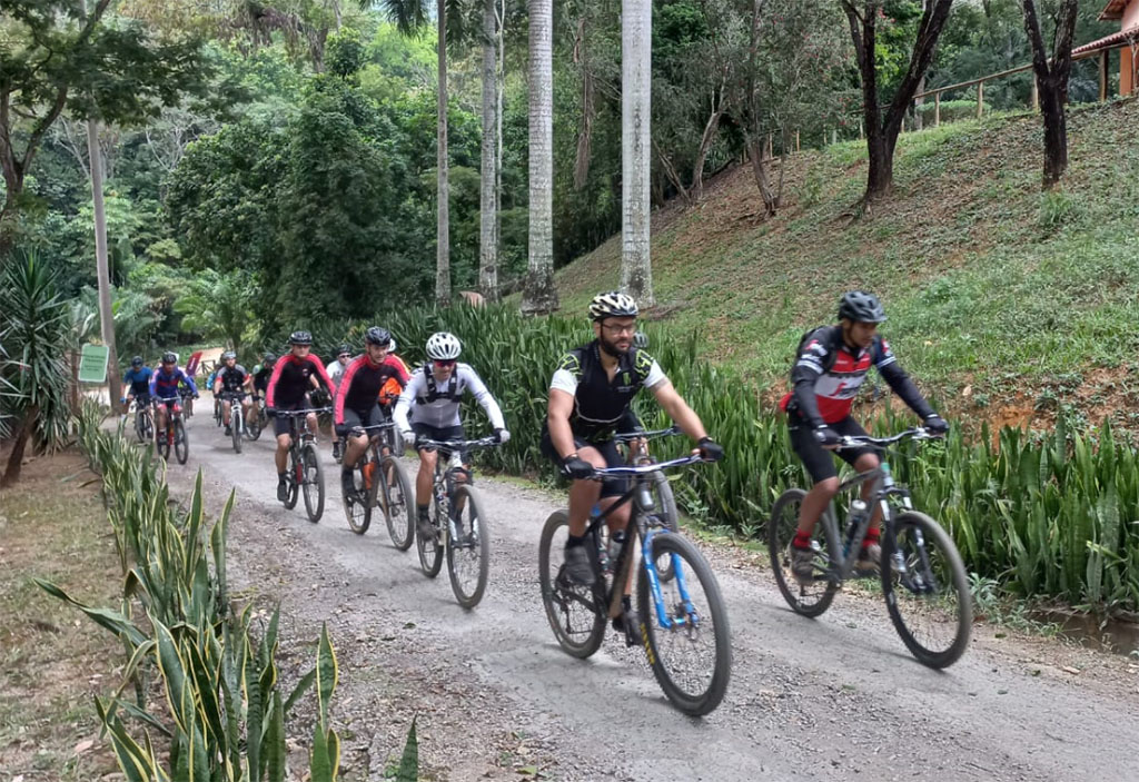 Participantes durante atividade educação ambiental e ciclismo no Mirante do Oikós em Timóteo