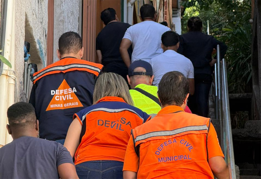 Voluntarios da Defesa Civil em Ipatinga realizando atividade pratica em campo para identificar areas de risco