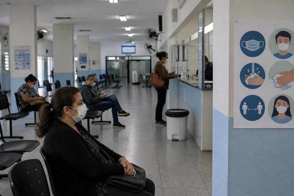 Centro de saúde durante atendimento relacionado à pandemia de Covid-19 em São Paulo