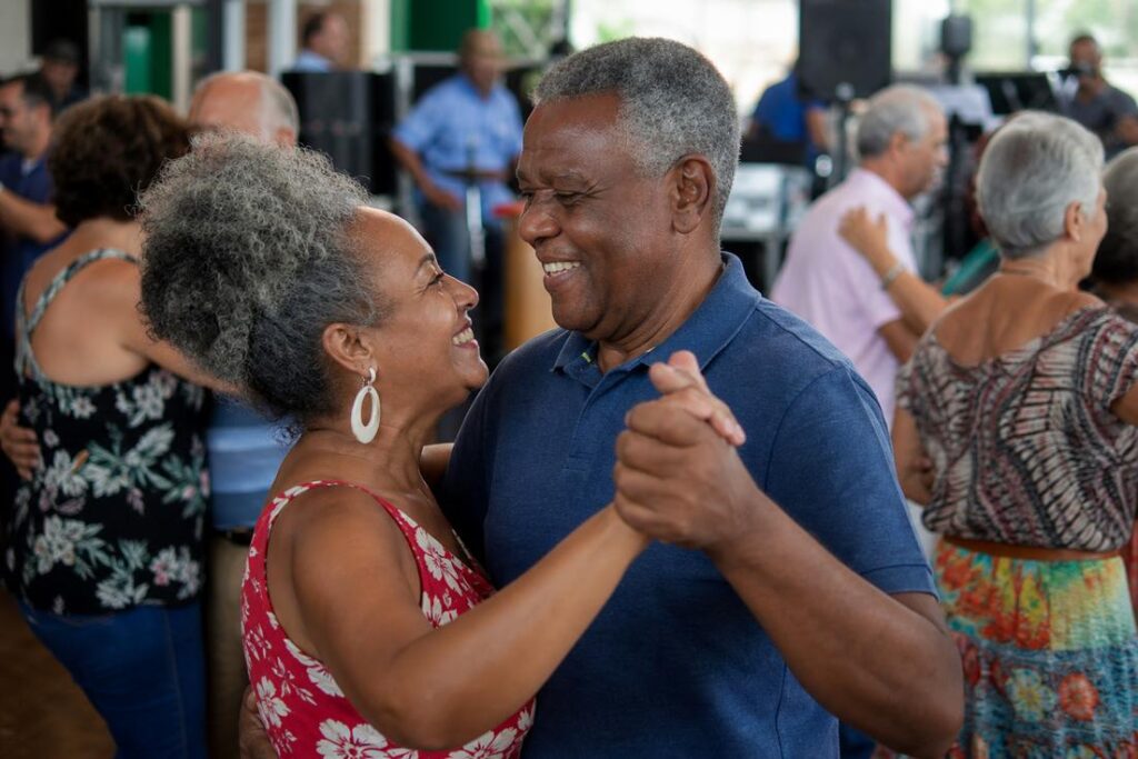 Pessoas acima de 50 anos participam de atividades sociais relacionadas ao mercado da longevidade