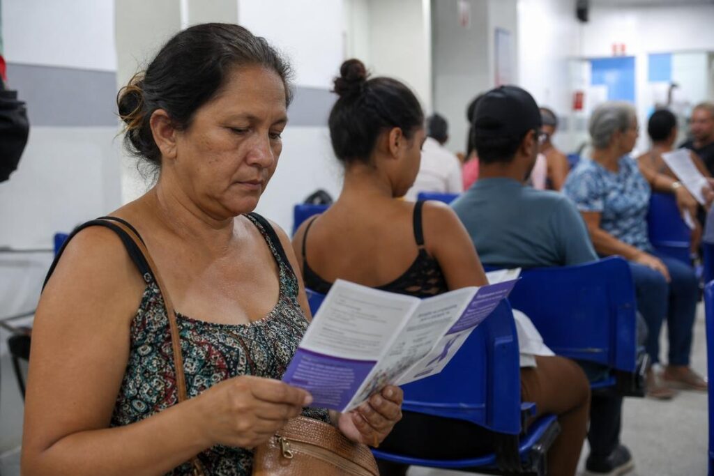 Mulher participa de campanha de prevenção do câncer em unidade de saúde