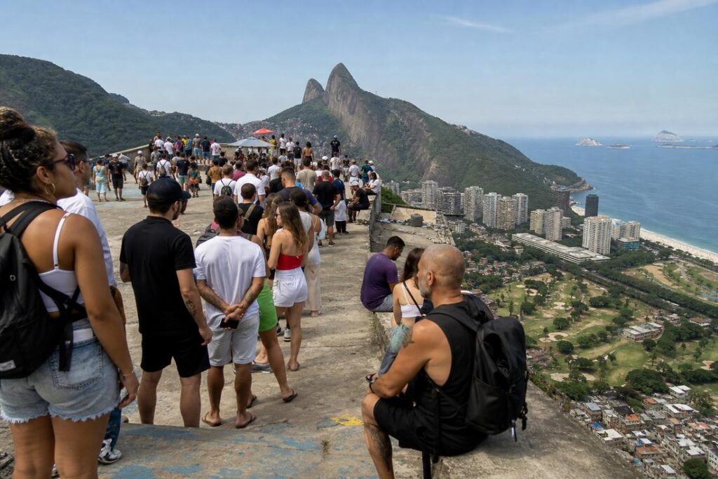 Turistas visitam a Laje Porta do Céu durante passeio de favela tour na Rocinha