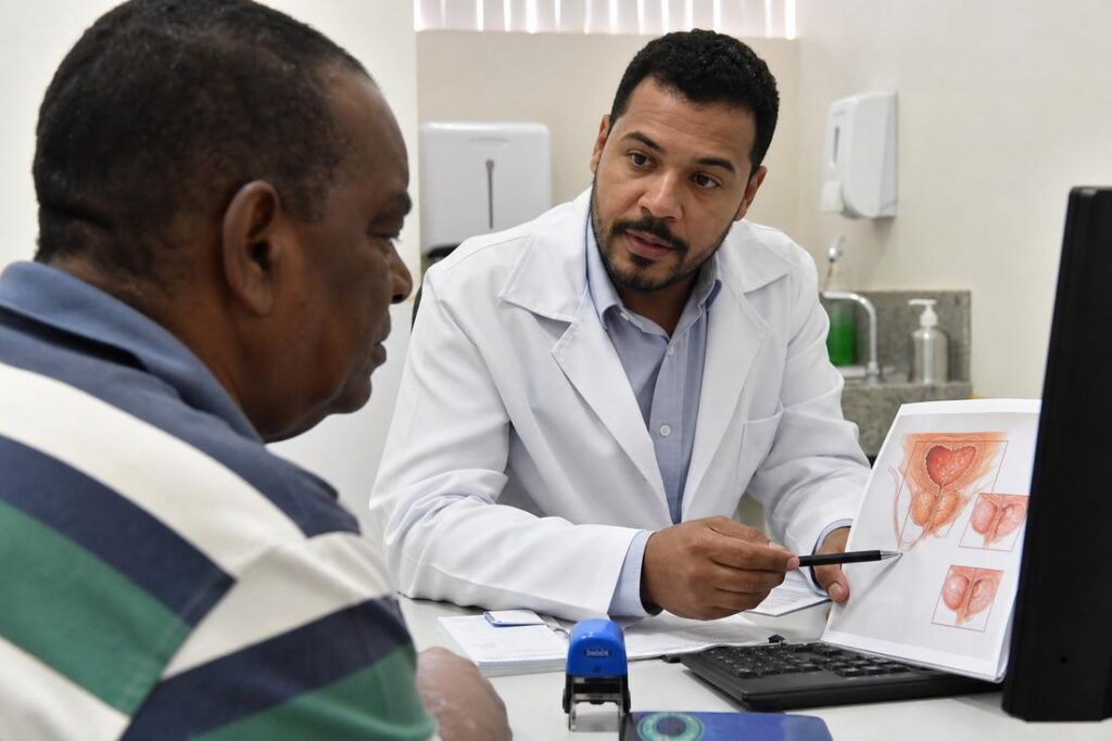 Pesquisa sobre câncer de próstata no SUS analisa diferenças no diagnóstico e tratamento entre grupos raciais atendidos pelo sistema público de saúde.