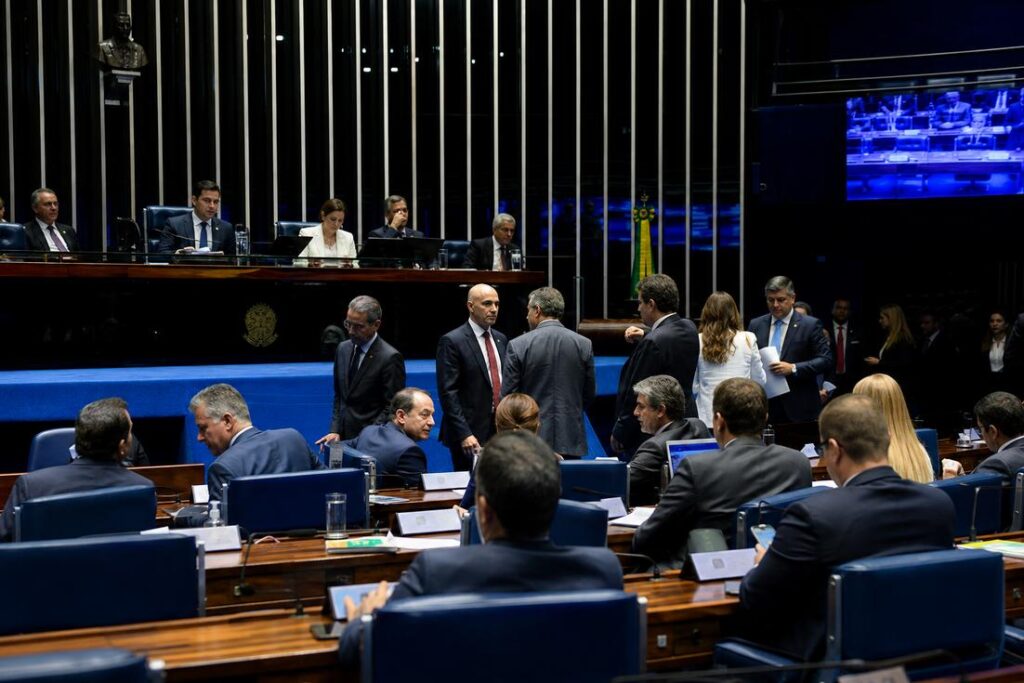Representação de debate sobre autismo no mercado de trabalho durante discussão legislativa sobre inclusão profissional
