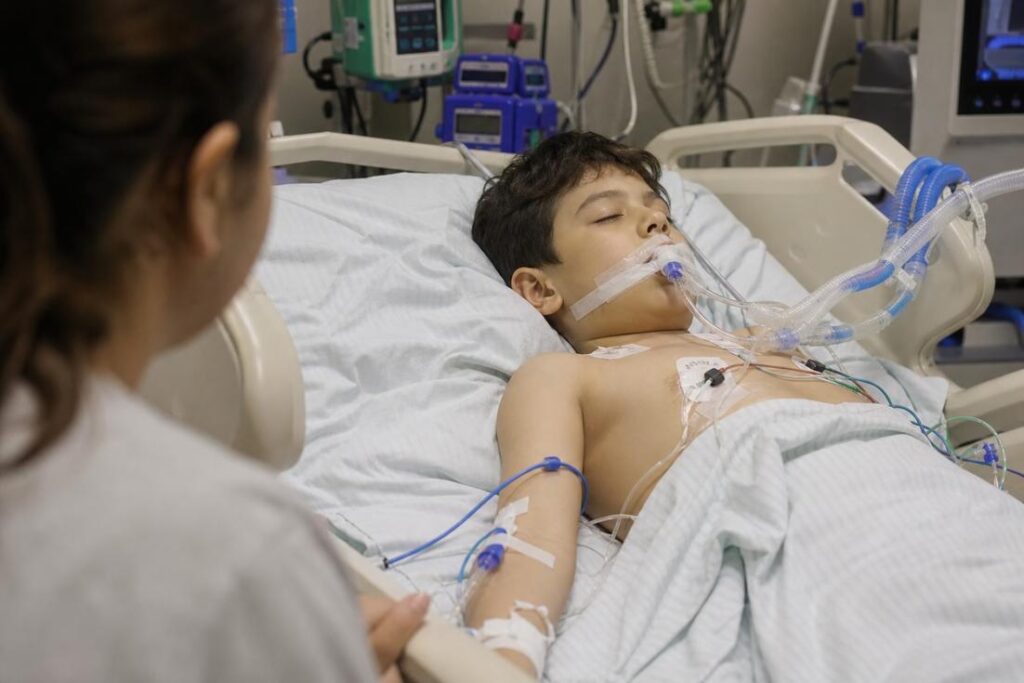Criança internada por complicações da influenza durante aumento de casos graves no Brasil