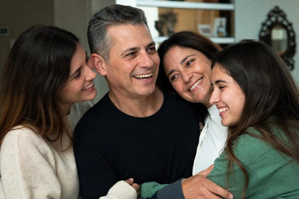 Imagem ilustrativa gerada por IA representando paciente após tratamento para câncer de pâncreas ao lado da família.