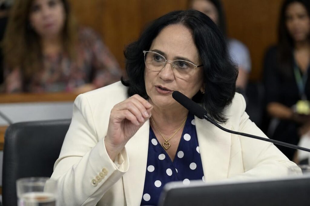 Imagem ilustrativa gerada por IA representando sessão legislativa sobre projeto que amplia o diagnóstico do autismo no SUS.