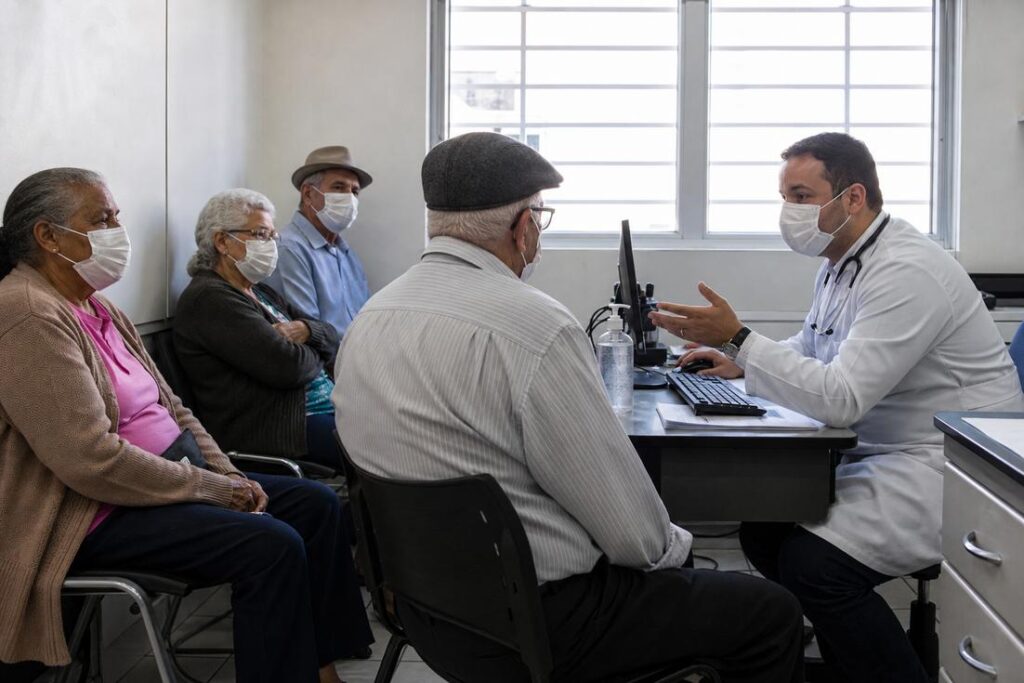 Imagem ilustrativa gerada por IA mostrando um atendimento médico durante a pandemia de Covid-19, relacionada ao impacto das doenças crônicas na pandemia.
