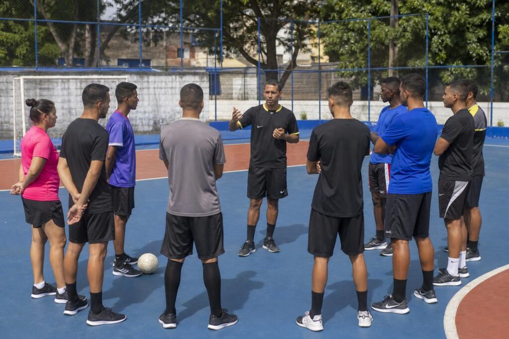 Imagem ilustrativa gerada por IA mostrando atividade de formação no curso de arbitragem em Coronel Fabriciano para futsal e futevôlei.