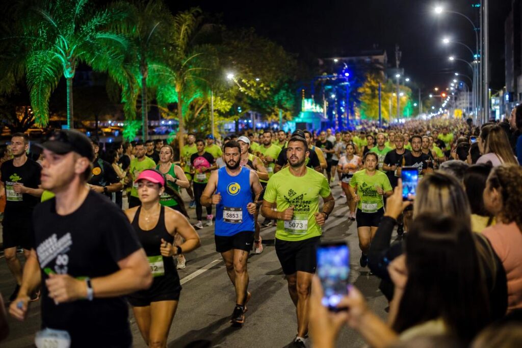 Imagem ilustrativa gerada por IA representando participantes da Corrida Noturna em Timóteo durante prova realizada no período da noite.