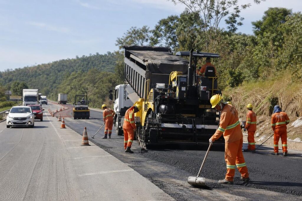 Equipes realizam obras na BR-381 durante manutenção e recuperação do pavimento em Minas Gerais.