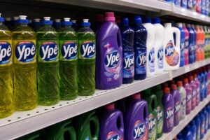 Produtos Ypê em supermercado após decisão da Anvisa que revogou parte da suspensão