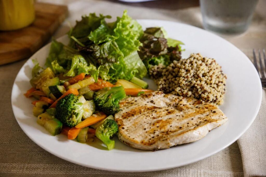 Prato com alimentos leves e saudáveis para alimentação noturna e melhor qualidade do sono.