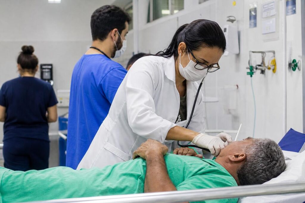 Imagem ilustrativa gerada por IA mostra equipe da UPA Coronel Fabriciano durante atendimento a pacientes na unidade de pronto atendimento.