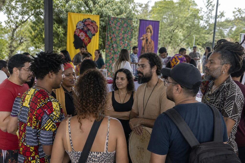 Imagem ilustrativa gerada por IA mostra artistas durante evento de lançamento da PNAB Timóteo e apresentação de editais culturais.