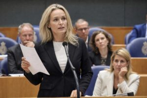 Imagem ilustrativa sobre eutanásia infantil na Holanda durante apresentação de relatório oficial ao parlamento.