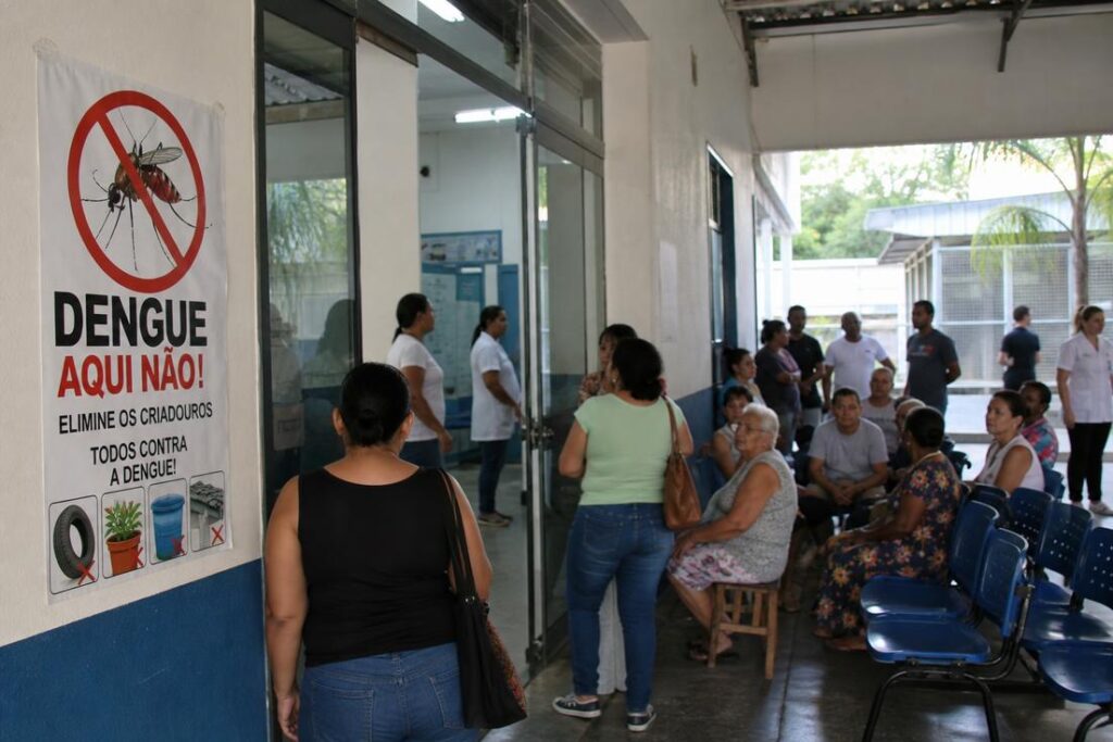 Profissional de saúde orientando família sobre prevenção da dengue em Ipatinga e eliminação de criadouros do Aedes aegypti