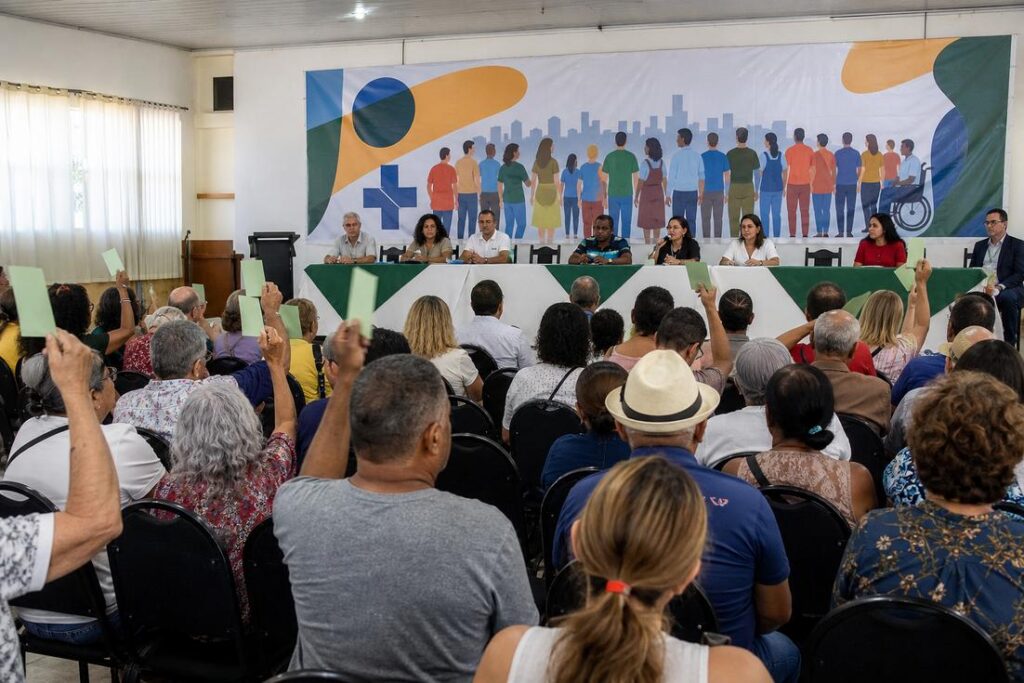 Participantes da plenaria de saude em Timoteo discutindo politicas publicas e controle social do SUS no Vale do Aco