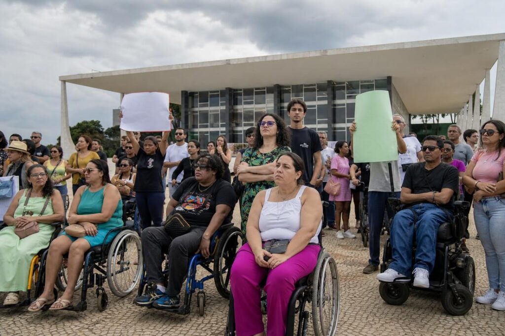 Pessoas com deficiência acompanham julgamento do STF sobre direitos das pessoas com deficiência e inclusão.