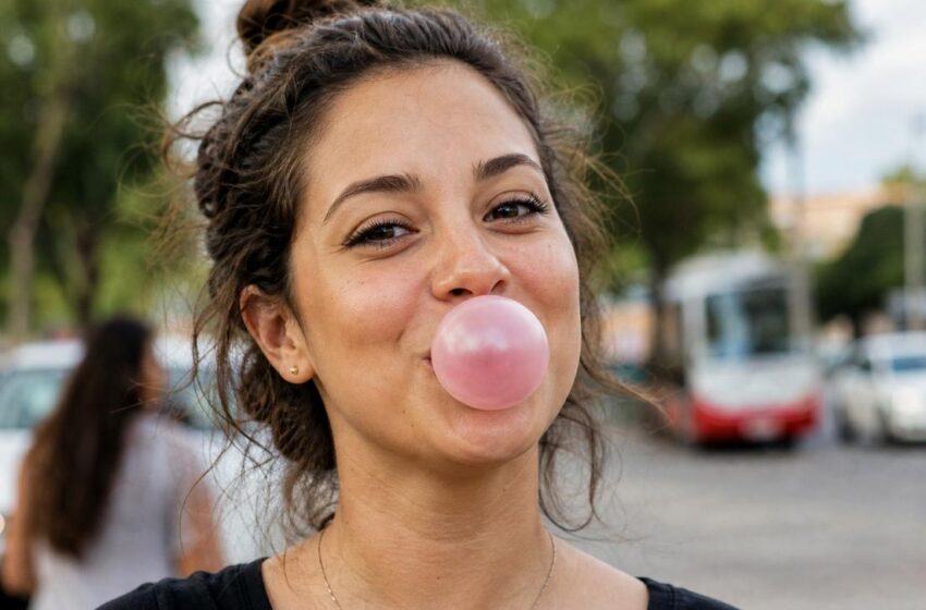  Engolir chiclete faz mal? Saiba o que acontece no organismo