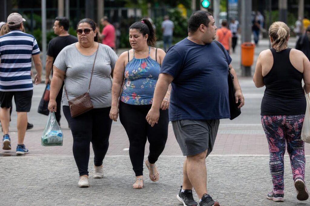 Imagem ilustrativa gerada por IA mostrando gráfico sobre o impacto econômico da obesidade no Brasil nos gastos do SUS e da economia.