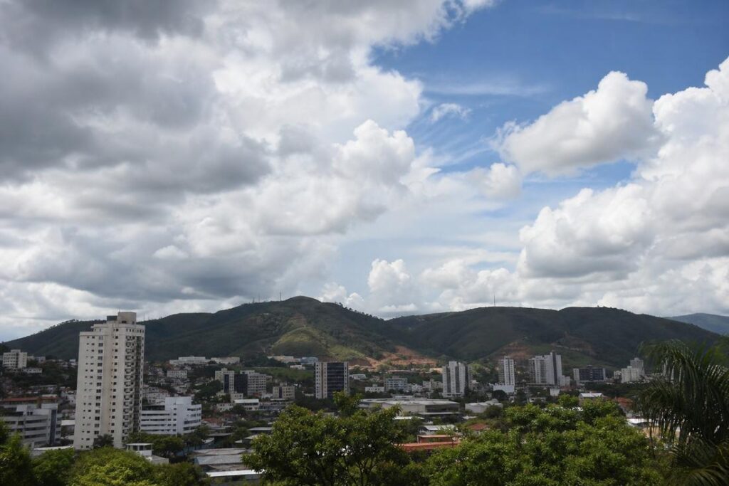 Céu nublado com raios de sol sobre paisagem urbana de Ipatinga