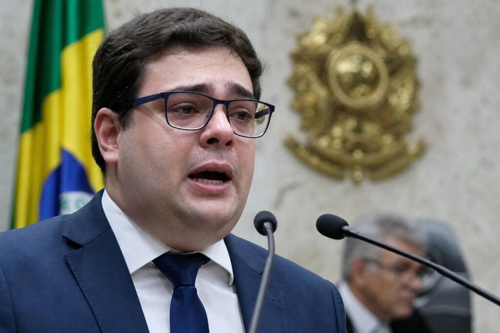 Advogado autista Luiz Vilar de Araújo Neto durante sustentação oral no STF em julgamento sobre direitos das pessoas com deficiência.