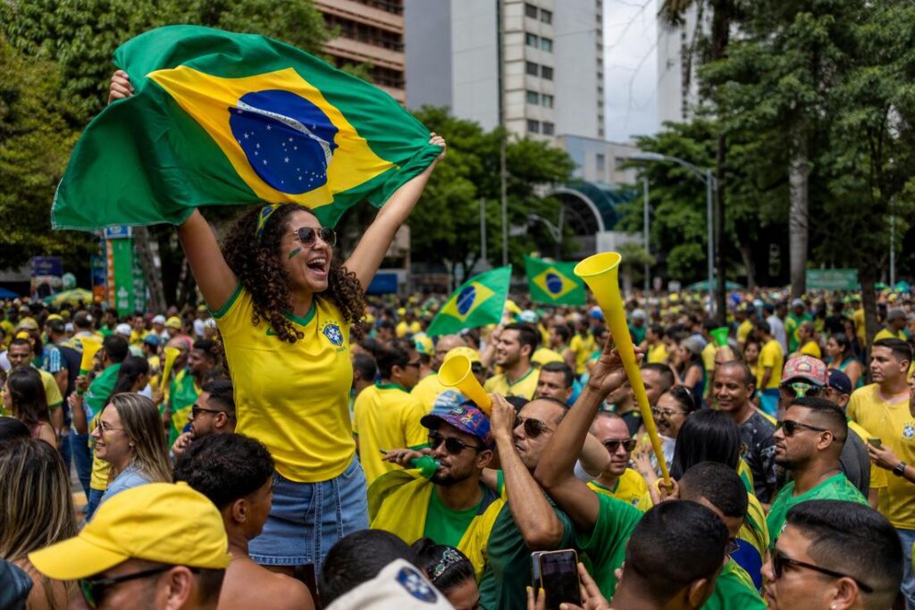Servidores públicos de Ipatinga acompanham jogo da Seleção Brasileira em telão durante ponto facultativo