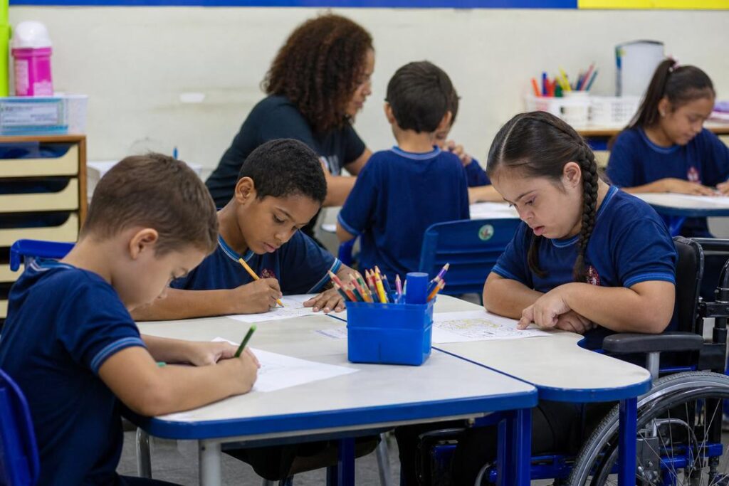 Estudantes com deficiência e transtornos de aprendizagem participando de atividades de inclusão escolar em sala de aula