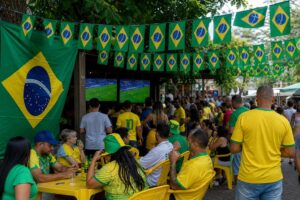 Torcedores reunidos em praça pública assistindo jogo da seleção brasileira em Timóteo